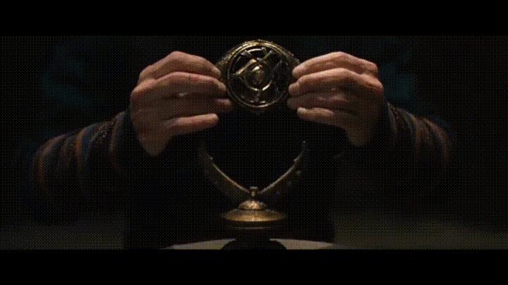 L'Occhio di Agamotto contiene la Gemma del Tempo L'Occhio di Agamotto in possesso di Doctor Strange