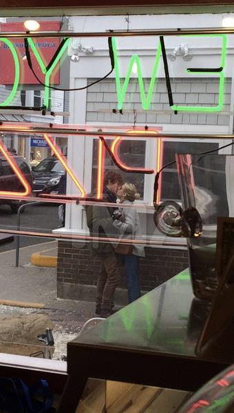 Emma Roberts ed Evan Peters Emma Roberts ed Evan Peters si baciano in giro per le strade