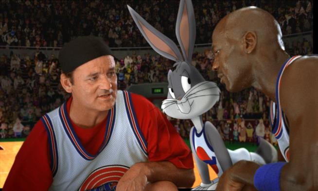 Space Jam 2 è sempre più vicino Michael Jordan e Bill Murray con Bugs Bunny sul campo di basket