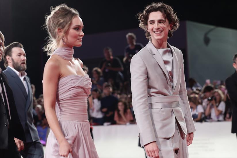 Lily-Rose Depp e Timothée Chalamet fotografati insieme a Capri Lily-Rose Depp e Timothée Chalamet a Venezia 76