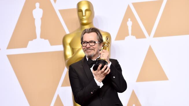 Gary Oldman: le accuse della ex moglie e l'appassionata difesa del figlio Gary Oldman agli Oscar 2018 con la statuetta vinta per L'ora più buia