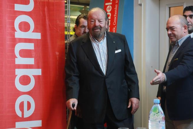 Bud Spencer: Napoli celebra il grande attore con una statua lignea Bud Spencer