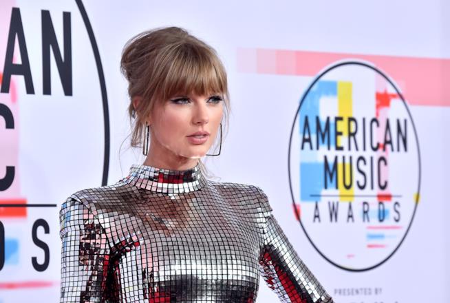 Taylor Swift ha aiutato una fan donandole 15500 dollari Taylor Swift in posa sul red carpet degli American Music Awards 2018