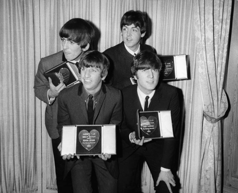 Cinquant'anni di Abbey Road: un viaggio tra gli omaggi all'iconica copertina John Lennon, Paul Mccartney, Ringo Starr e George Harrison in una vecchia foto in bianco e nero
