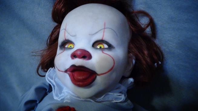 La terrificante bambola di Pennywise non vi farà più dormire sogni tranquilli Pennywise è anche una bambola, e non vi farà più dormire sogni tranquilli