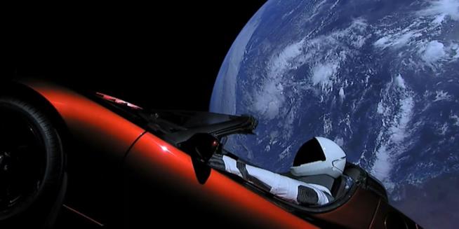La missione di Falcon Heavy e la diretta streaming di Tesla L'auto Tesla a bordo del Falcon Heavy nelle immagini di SpaceX trasmesse suYouTube