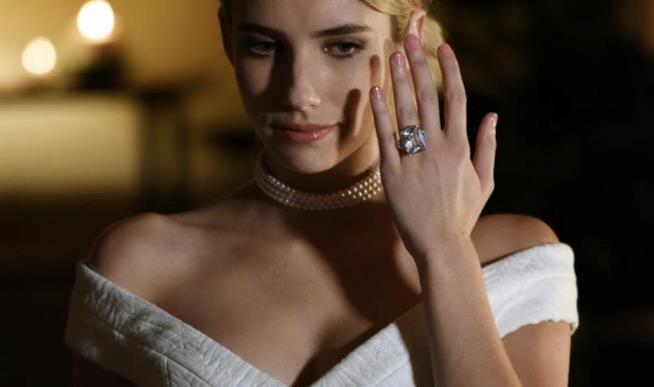 Recensione episodio 2x03 di Scream Queens Un primo piano di Chanel Oberlin con l'anello di fidanzamento