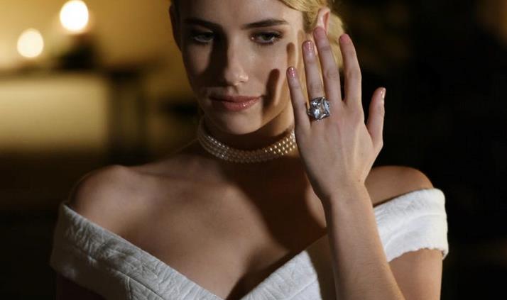 Recensione episodio 2x03 di Scream Queens Un primo piano di Chanel Oberlin con l'anello di fidanzamento