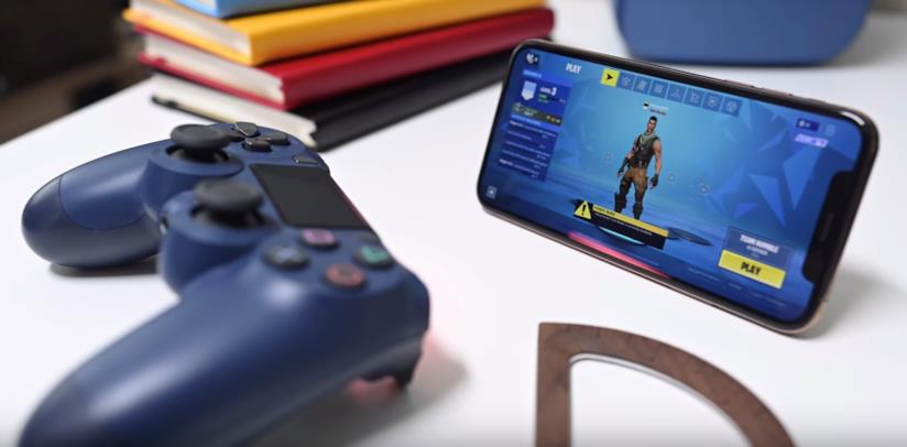 Apple punta anche sul gaming: iOS 13 introduce il supporto ai controller per PS4 e Xbox One Un controller per PlayStation 4 abbinato ad iPhone X