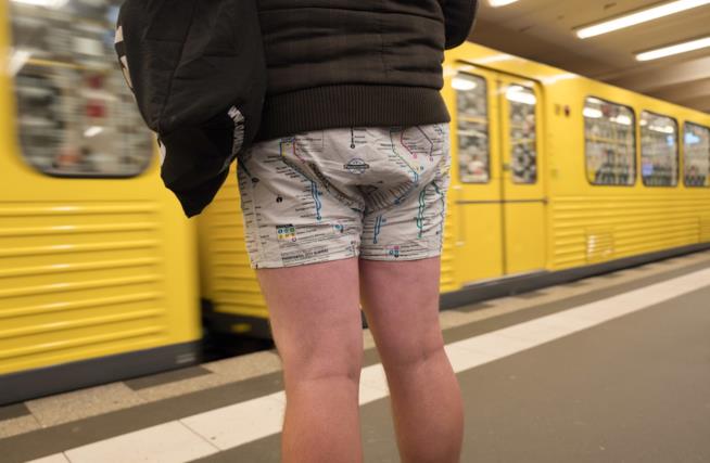 No Pants Day 2018: tutti in giro in metropolitana, in mutande! Primo piano di un partecipante in Germania al No Pants Day 2018