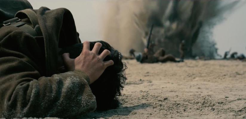 Dunkirk, la recensione del wear movie diretto dal regista de Il Cavaliere Oscuro Una delle primissime scene di Dunkirk in cui i bombardieri dell'Asse attaccano la spiaggia