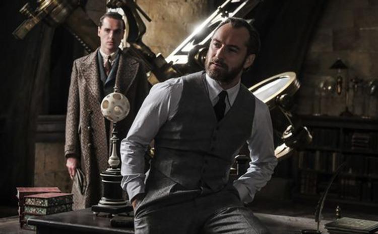 Jude Law parla dei consigli di J.K. Rowling Jude Law è Silente nella prima immagine di Animali Fantastici 2