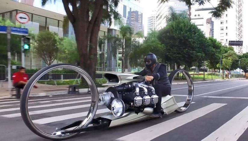 TMC Dumont, la foto del futuro con il motore di un aereo Primo piano della potente TMC Dumont