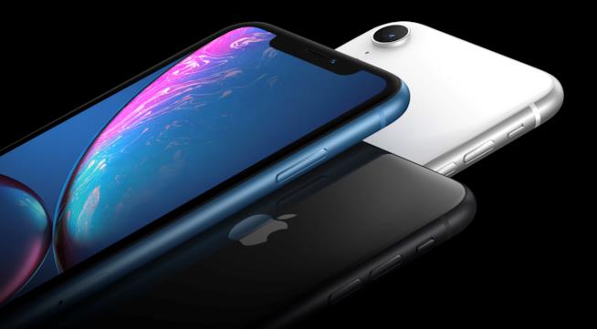 Phil Schiller di Apple spiega perché iPhone XR si chiama così iPhone XR in blu, bianco e nero in un'immagine stampa