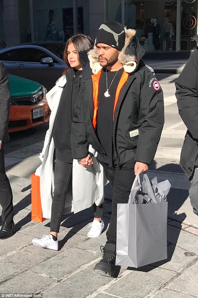 Selena Gomez e The Weeknd nel loro primo scatto di coppia social Selena Gomez e The Weeknd in giro per Toronto