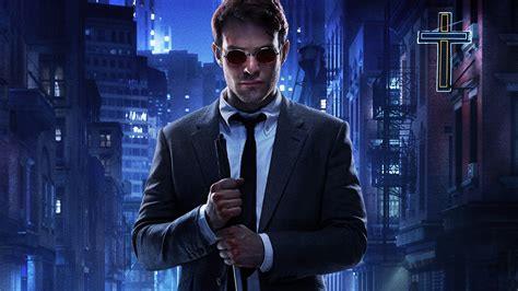 Tom Hiddleston si unisce a Charlie Cox per #SaveDaredevil Charlie Cox nei panni dell'avvocato Matt Murdock con occhiali e bastone in mano