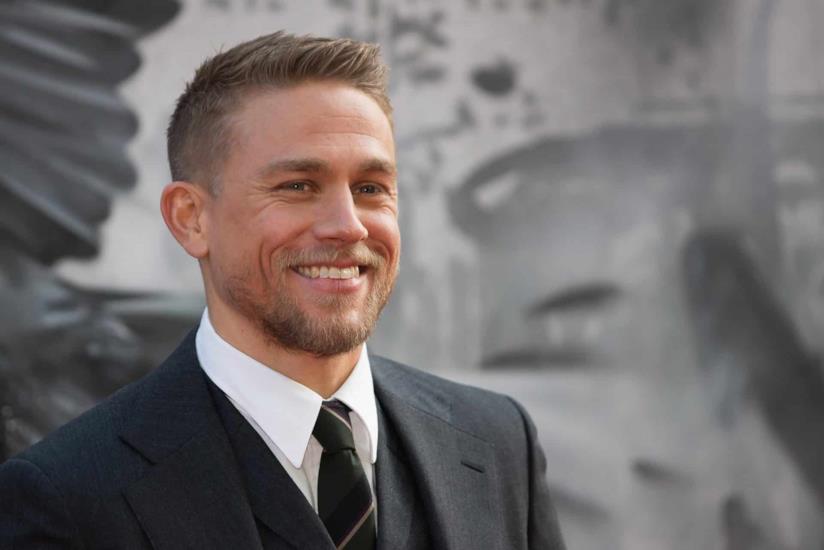 Charlie Hunnam di nuovo in TV con la serie tv Shantaram Charlie Hunnam sorridente a un evento
