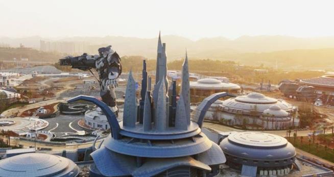 L'enorma statua che campeggia nel parco dedicato alla VR La statua gigante di un robot, una delle attrazioni dell'Oriental Science Fiction Valley