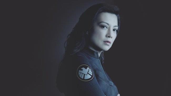 L'Agente 33/May sul nuovo poster di Agents of S.H.I.E.L.D. L'agente 33/May in posa dietro al titolo della serie Agents of S.H.I.E.L.D.