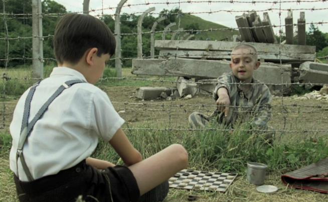 Il bambino con il pigiama a righe - Trama e spiegazione finale Una scena de Il bambino con il pigiama a righe