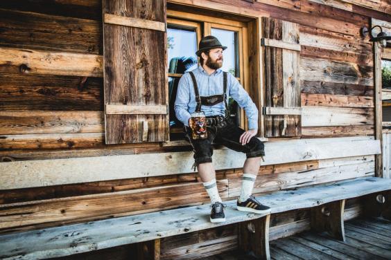 München è la nuova Adidas repellente alla birra e agli schizzi Un partecipante dell'Oktoberfest indossa le München