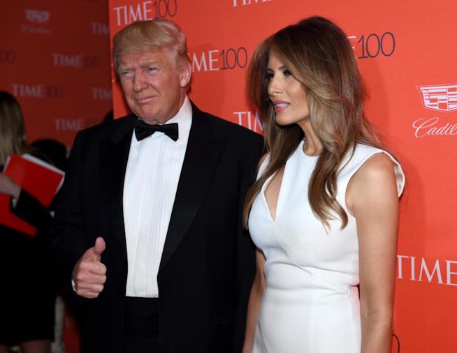 Polemiche per l'outfit di Melania Trump Una foto di Melania Trump con il marito
