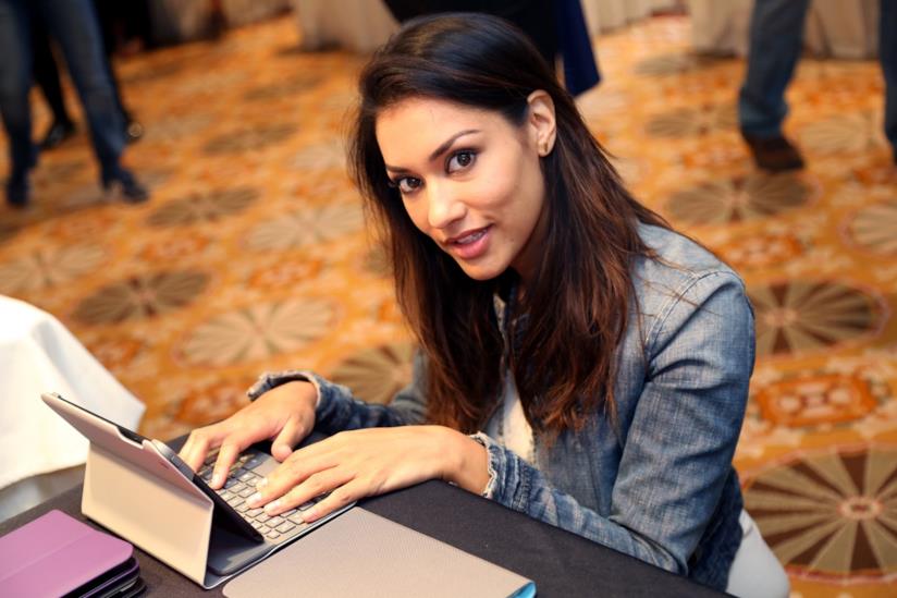 Nuovi arrivi per Sleepy Hollow 4 Janina Gavankar al computer