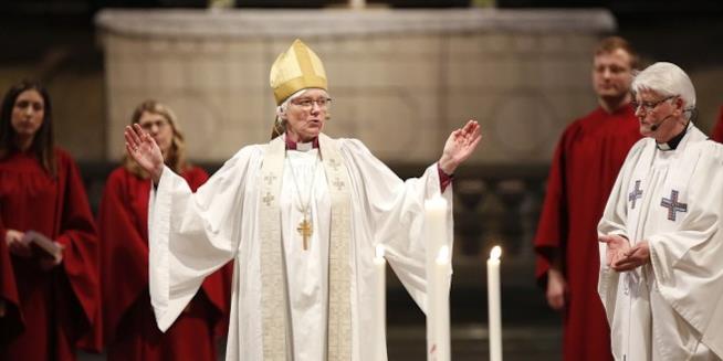 La Chiesa di Svezia non dirà più Signore o Lui per riferirsi a Dio Antje Jackelen, arcivescova dela Chiesa di Svezia, impegnata a celebrare la messa