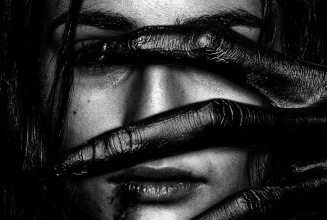 Immagine promozionale di Veronica, dove il suo viso è parzialmente coperto da una mano non umana