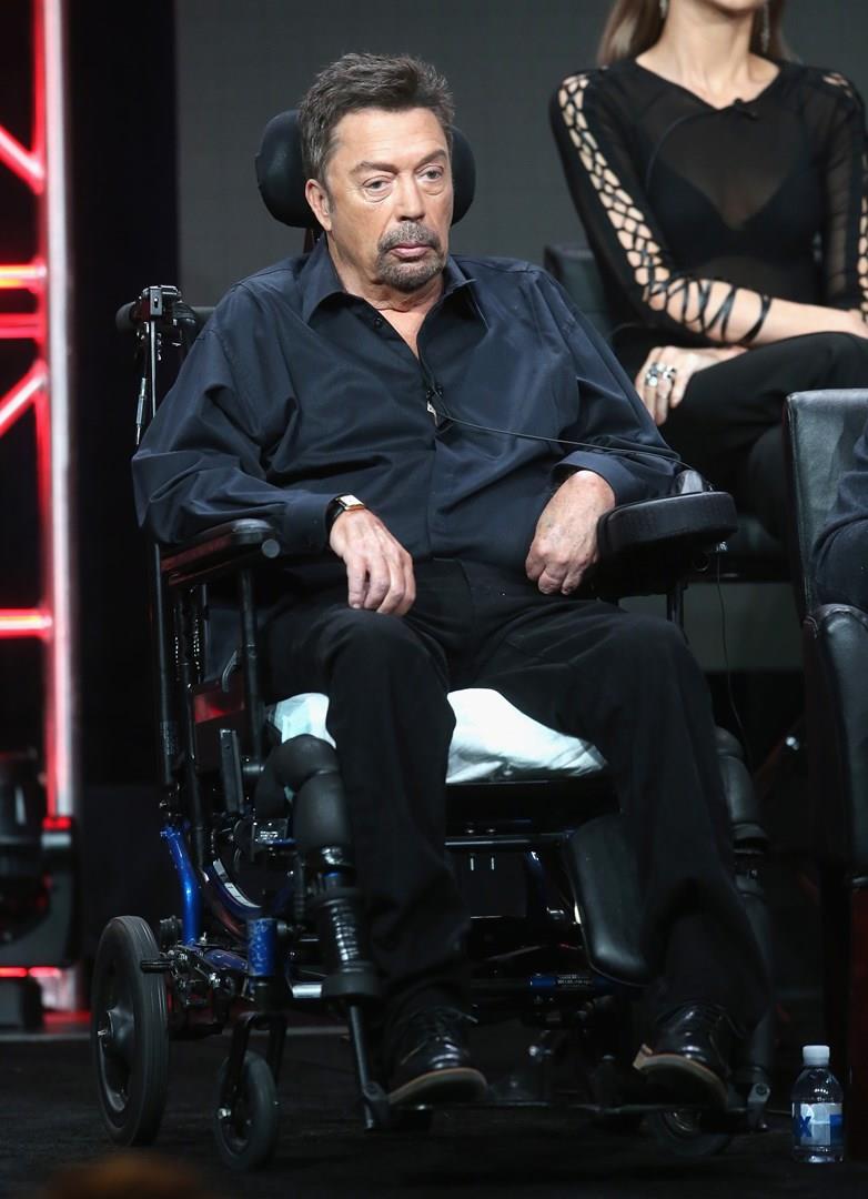 Tim Curry non cammina più dopo l'ictus del 2013 Curry è ora costretto sulla sedia a rotelle