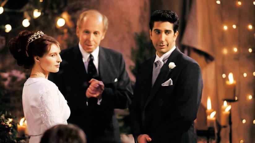 Friends: David Schwimmer risponde alla critiche mosse alla serie Friends: Ross in una scena dalla serie