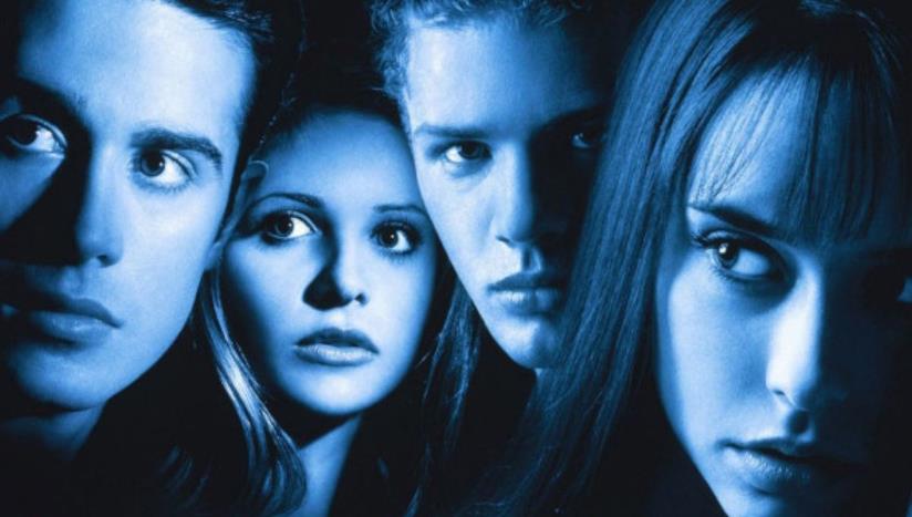 L'horror So cosa hai fatto diventa una serie TV per Amazon Studios, dal produttore James Wan I volti illuminati di blu dei quattro protagonisti del film So cosa hai fatto