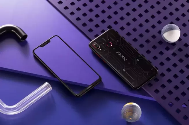 Honor Play, il celluare per giocare ai videogames Honor Play fronte retro