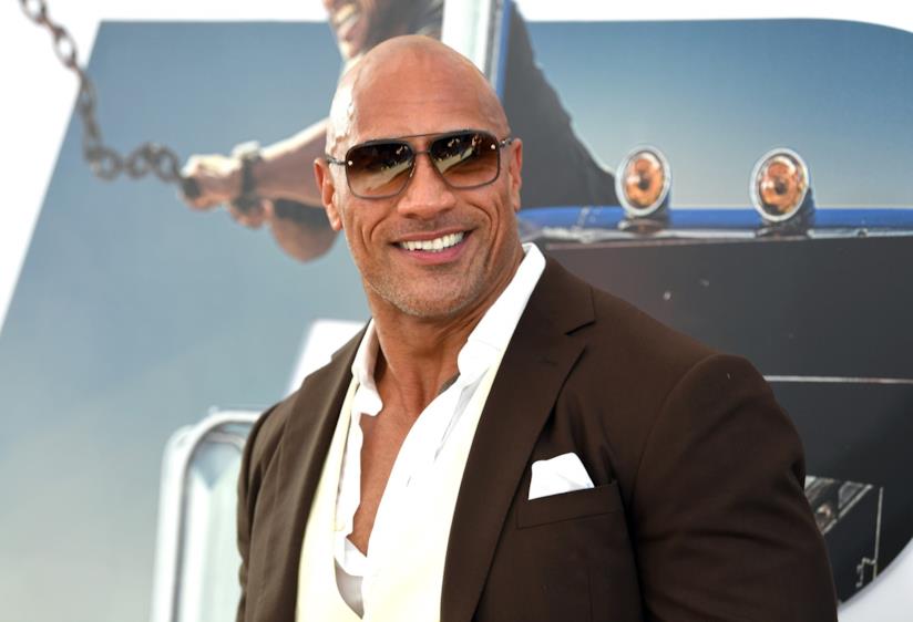 Hobbs & Shaw, The Rock omaggia il successo del film al botteghino Un mezzobusto dell'attore Dwayne Johnson