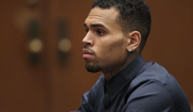 Chris Brown ha aggredito con una pistola la modella Baylee Curran Chris Brown a un processo