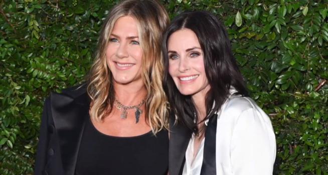 L'amicizia di Jennifer Aniston e Courteney Cox, di Friends Jennifer Aniston e Courteney Cox sorridenti e abbracciate