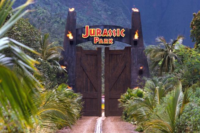 Jurassic Park, il capolavoro di Steven Spielberg è ora anche un mini habitat I cancelli del Jurassic Park si chiudono dopo il passaggio dei visitatori
