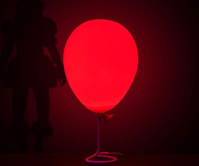 IT, la lampada-palloncino rosso è disponibile al preordine La lampada-palloncino rosso accesa