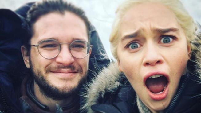 Kit Harington ed Emilia Clarke raccontano il loro incontro sul set Emilia Clarke è sbalordita dallo strano look di Jon Snow