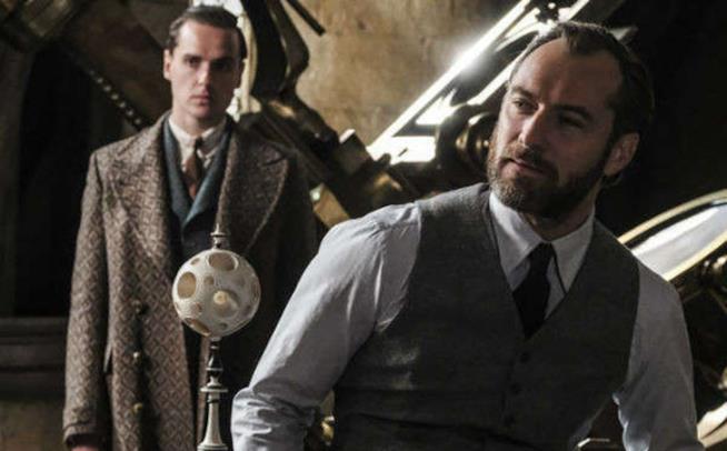 Silente non sarà esplicitamente gay in Animali Fantastici Jude Law in una scena di Animali Fantastici 2