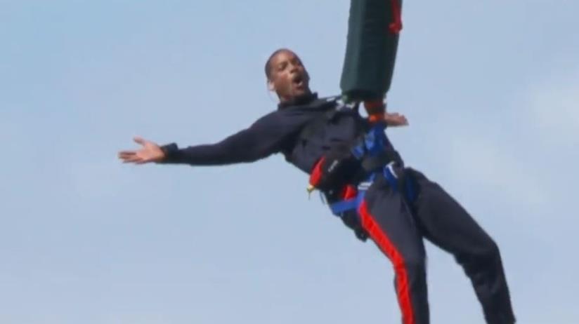 I 10 miglior video su YouTube della settimana Primo piano di Will Smith mentre fa Bungee Jumping da un aereo