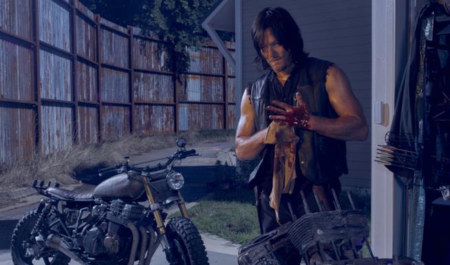 Daryl Dixon si occupa della sua moto, la Nighthawk Zombie Apocalypse Daryl di The Walking Dead si prende cura della sua moto