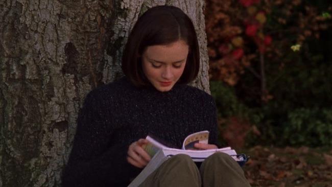 10 libri in uscita a novembre Rory legge con la schiena contro l'albero