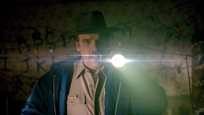 David Harbour risponde alle teorie dei fan su Stranger Things In primo piano David Harbour in Stranger Things