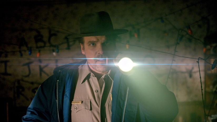 David Harbour risponde alle teorie dei fan su Stranger Things In primo piano David Harbour in Stranger Things