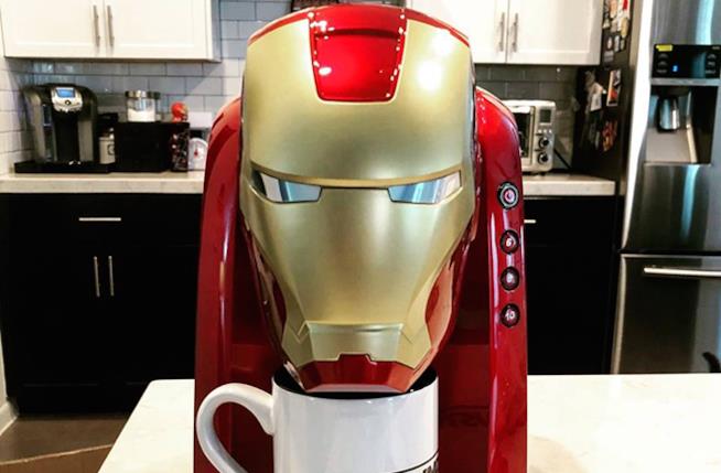 Robert Downey Jr. ha una spettacolare macchina per il caffé in stile Iron Man Robert Downey Jr. macchina per il caffé Iron Man