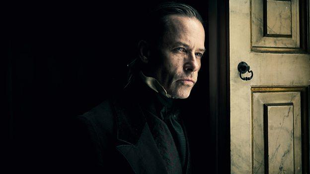 Guy Pearce nei panni del protagonista Ebenezer Scrooge nella miniserie A Christmas Carol Una scena della miniserie A Christmas Carol con protagonista Guy Pearce
