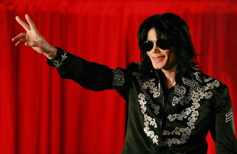 Michael Jackson sognava di essere James Bond Michael Jackson durante una conferenza stampa nel 2009