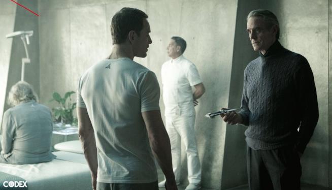 20th Century Fox ha diffuso nuove immagini del film ispirato ad Assassin's Creed, dedicate anche al personaggio interpretato da Jeremy Irons. Gli attori Micheal Fassbender e Jeremy Irons uno di fronte all'altro.