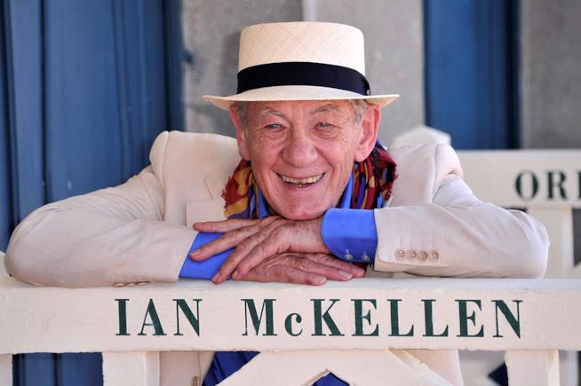 Il documentario su Ian McKellen è in lavorazione L'attore Ian McKellen sorridente